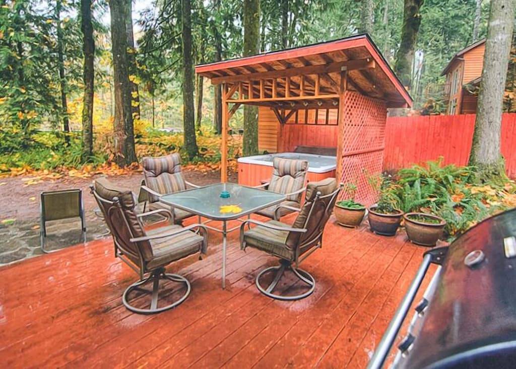 Salmonberry Retreat on the River, Fireplace, Hot Tub. Dogs Welcome in Welches, Mount Hood