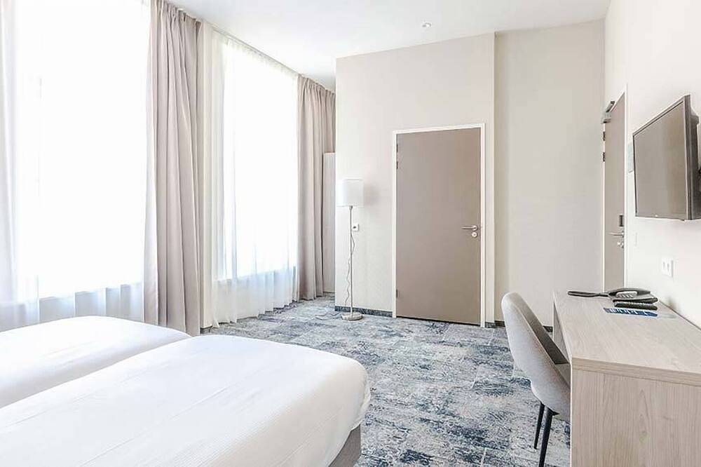 Relax in Historic Luxury with Garden Dining, Near Galleries and Oldehove in Leeuwarden, Nederlandse Noordzeekust