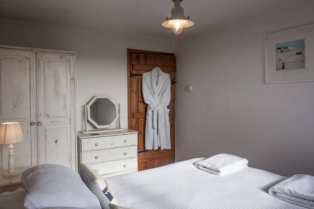 The Milking Parlour, shared hot tub and sauna in Hartland, Hartland Devon Heritage Coast