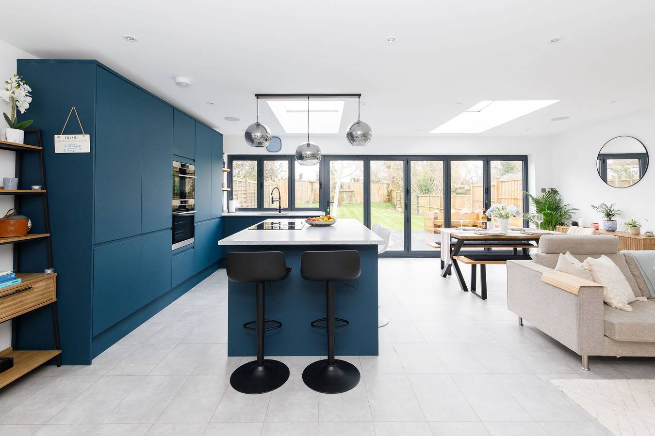 Renovated Home for 7, Canal Walk to Chichester in Hunston, West Sussex