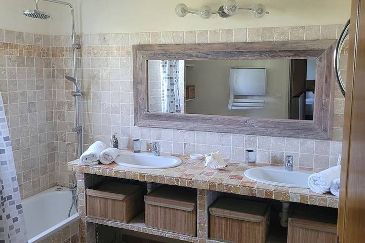 Location de vacances pour 8 personnes, avec jardin dans Albaron - 3