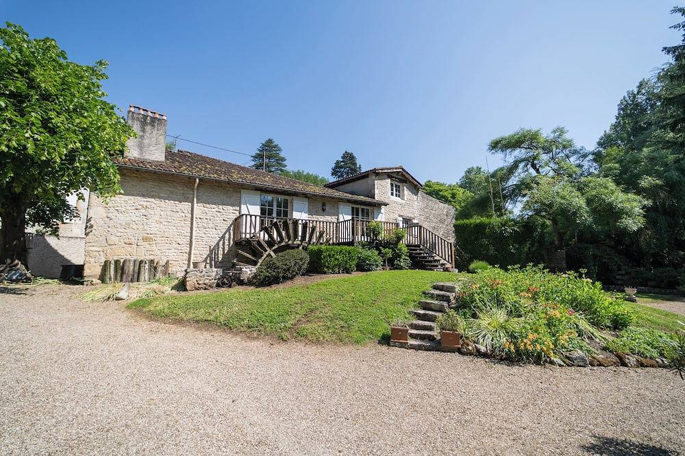 Le Moulin de Giroir: peaceful riverside setting in Migné-Auxances, Vienne