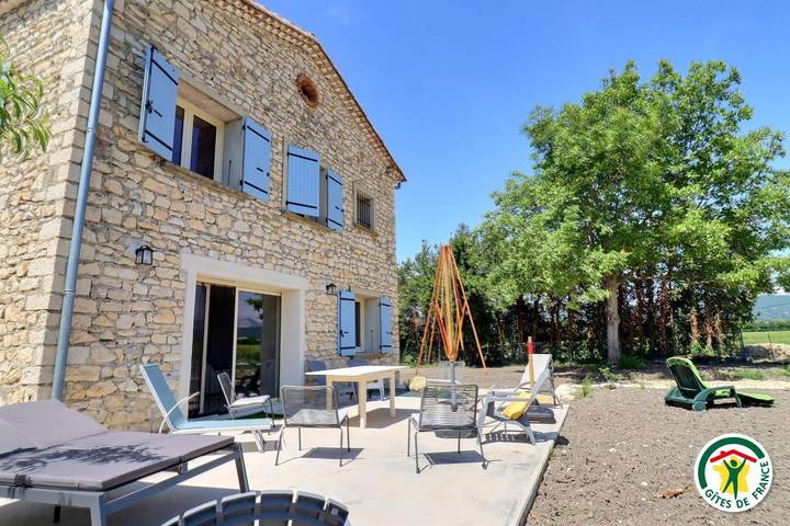 Gîte pour 8 personnes, avec terrasse et jardin dans la Drôme