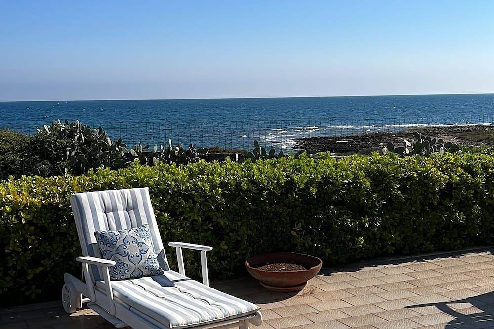 Sweet Dreams Villanova Gorgeous Beachfront Villa with incredible view of the sea in Marina di Ostuni, Salento