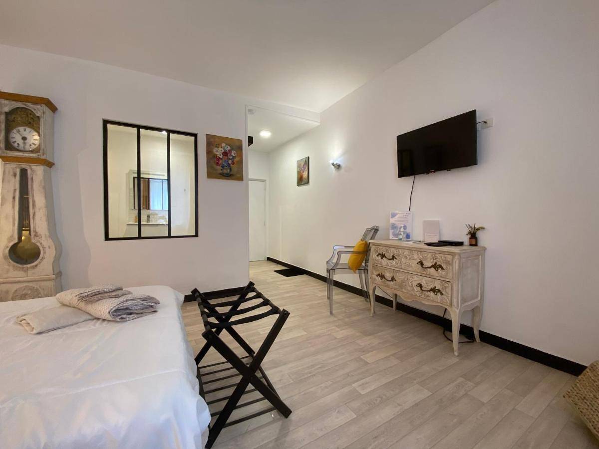 Double Room with Private Bathroom in Argenton-sur-Creuse, Région de Châteauroux