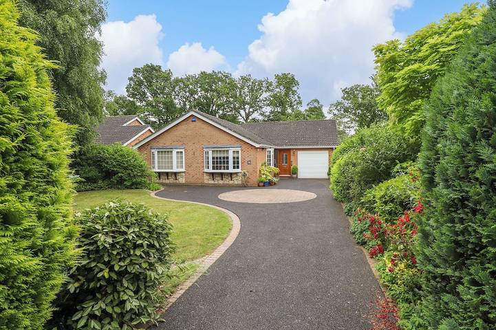 Log cabin for 4 people, with Terrace and Garden as well as Pool in Woodhall Spa