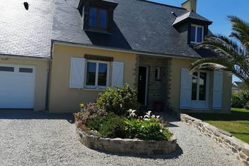 Gîte pour 6 personnes, avec terrasse et jardin à Surtainville