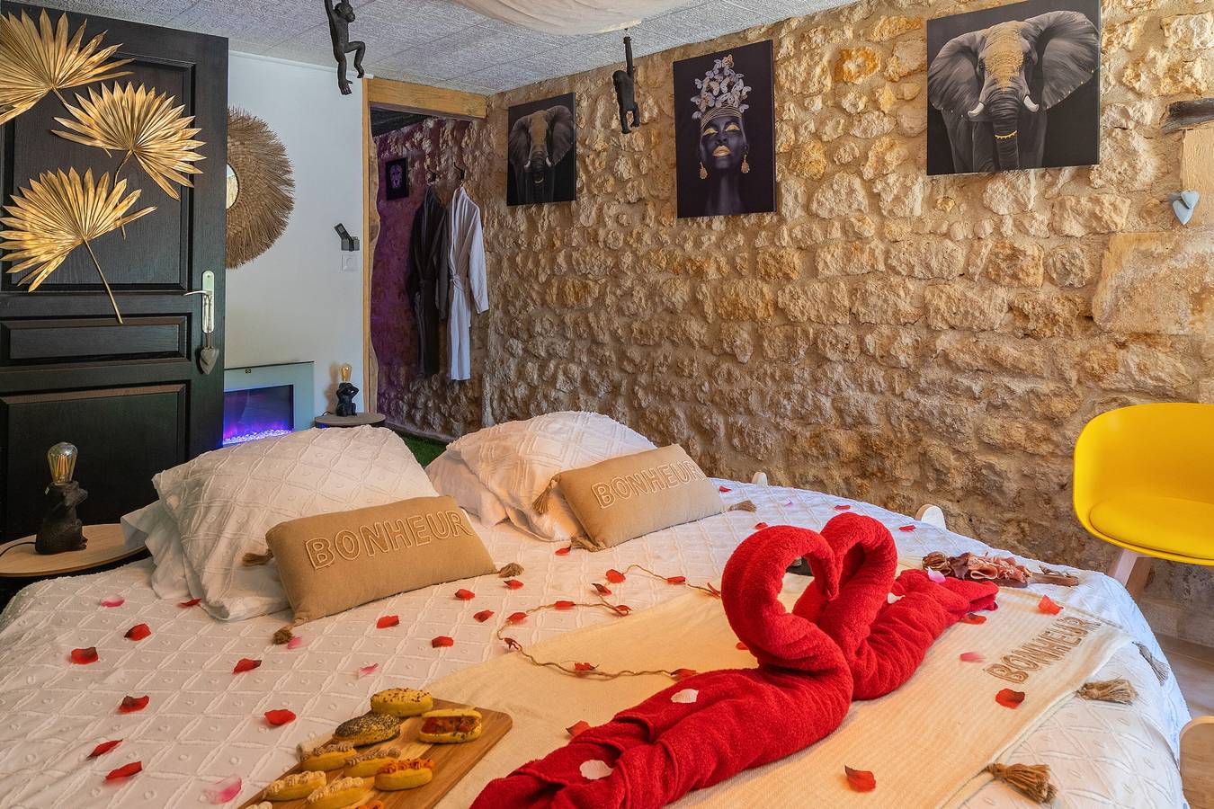 Studio entier, Le Vésuve – Love Room romantique avec jacuzzi privé, lit rond king-size près des Antilles de Jonzac in Saint-Genis-de-Saintonge, Région de Jonzac