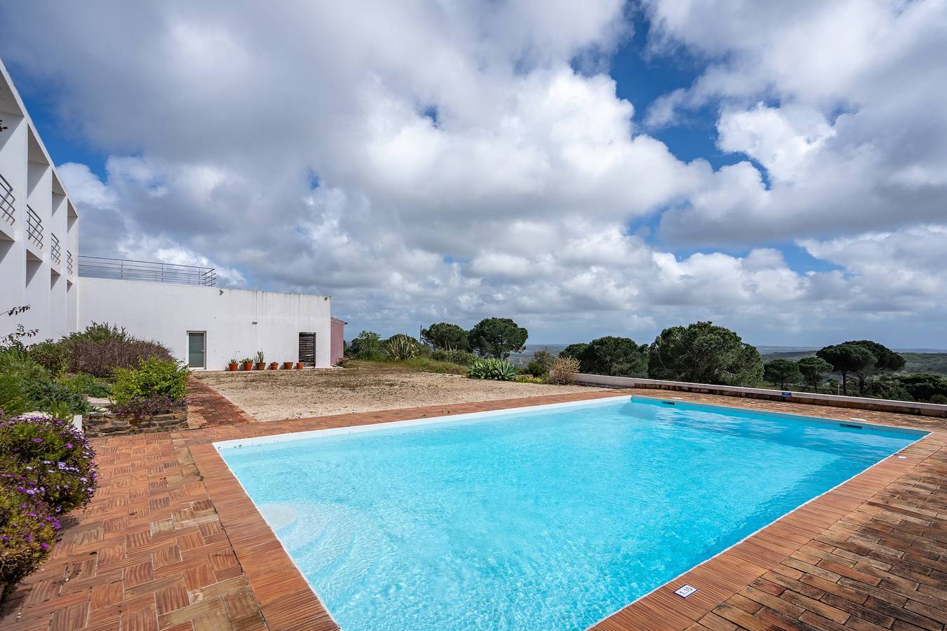 Casa de férias 'Lua' com vista para o mar, piscina partilhada e acesso Wi-Fi in Bordeira, Distrito de Faro