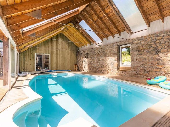 Location de vacances pour 8 personnes, avec Terrasse ainsi que Jardin et Piscine dans Coat-Méal