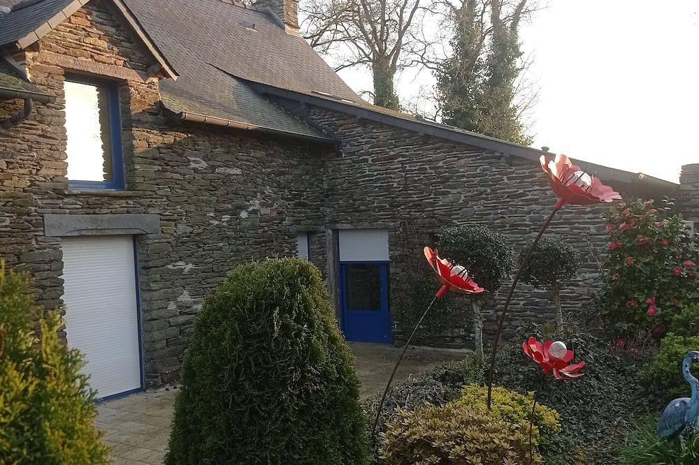 Manor house for up to 14 people; fully equipped and comfortable; spacious indoor and outdoor areas in Ploërmel, Vannes und Umgebung