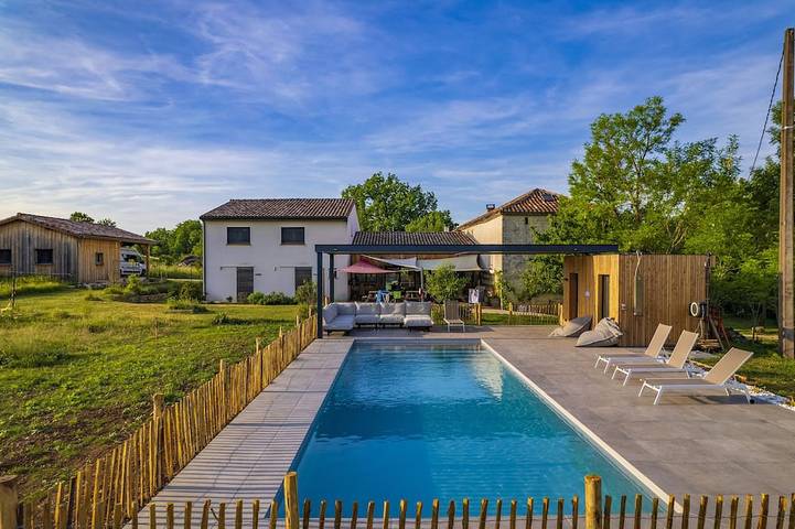 Maison de vacances pour 30 personnes, avec jacuzzi ainsi que terrasse et jardin à Lalbenque