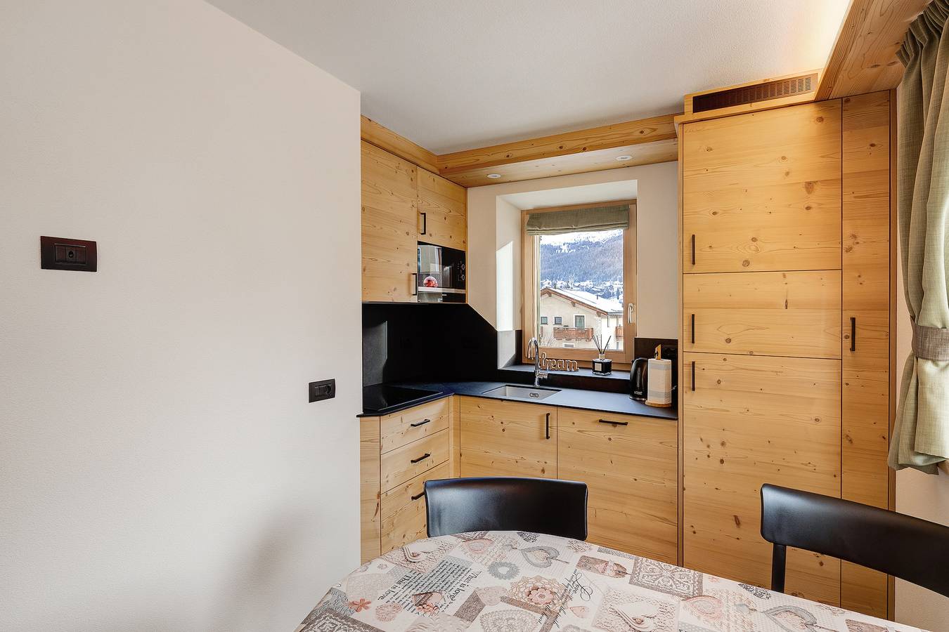 Entire apartment, Apartment "Corolla Rosina's Home" with Mountain View, Balcony & Wi-Fi in Livigno (Town), Livigno