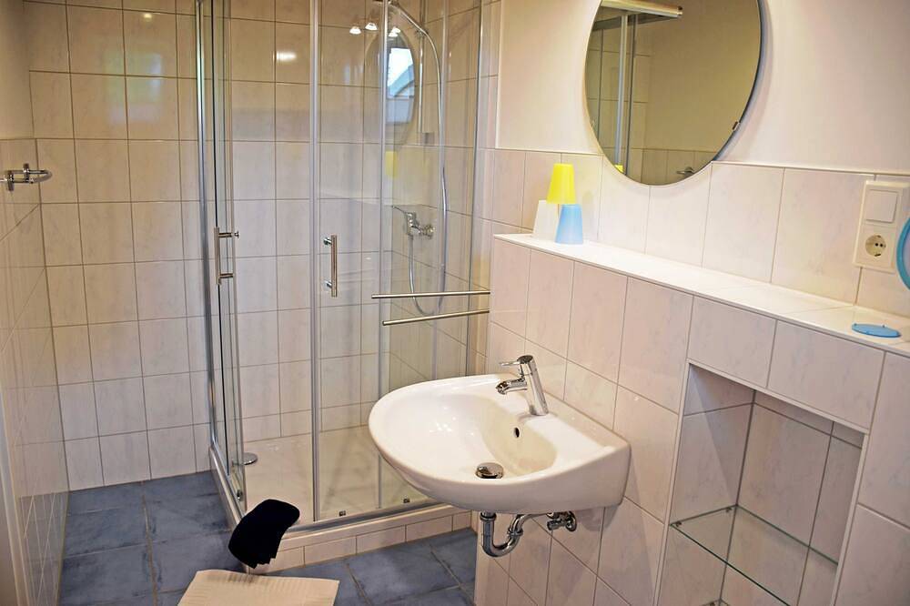 Ganze Wohnung, Deb 017 Bungalow mit Gartenterrasse in Altefähr - Bungalow mit Gartenterrasse in in Altefähr, Stralsund Umland
