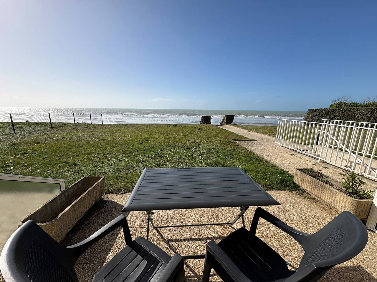 Ganze Wohnung, Meerblick, direkter Strandzugang und Parkplatz in charmantem Apartment in Jullouville, Côte de la Déroute