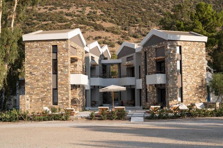 Hôtel pour 4 personnes, avec Balcon ainsi que Piscine et Vue dans Kými-Alivéri