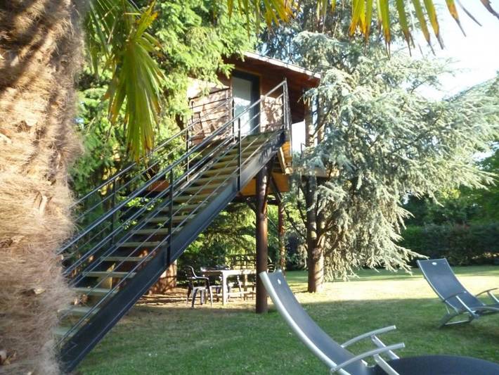 Cabane perchée avec lit king-size, salle d'eau, kitchenette, TV, Wi-Fi et petit-déjeuner inclus in Port-Saint-Père, Région de Nantes