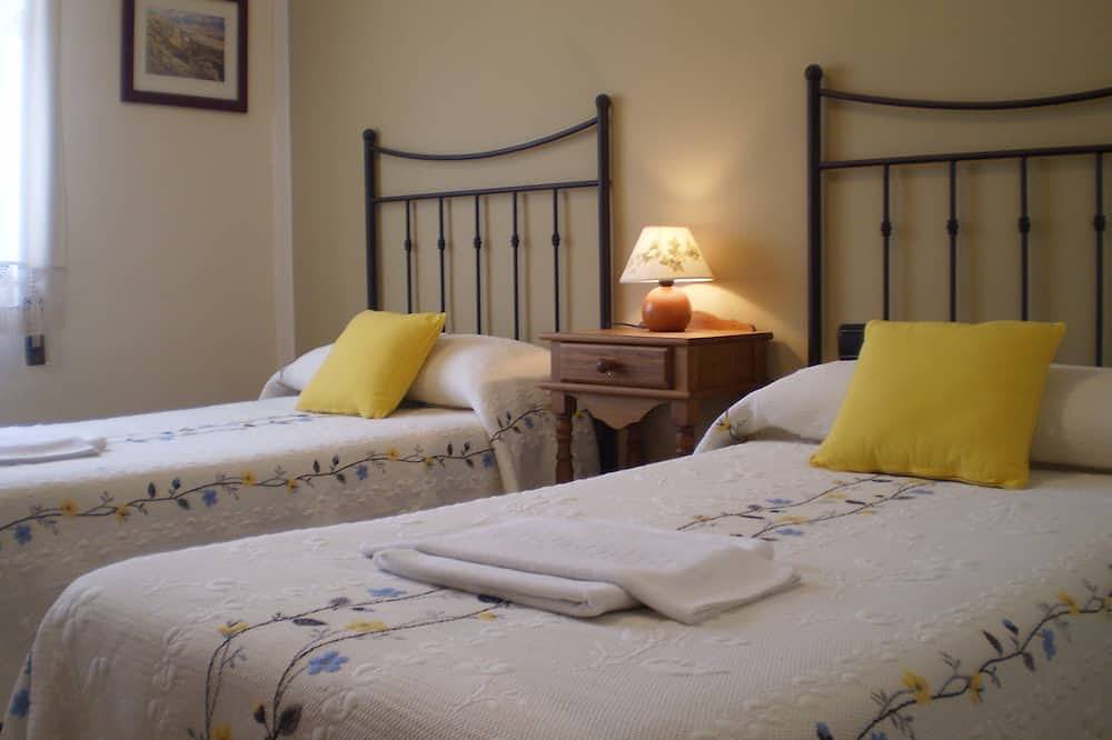 Casa rural Las Tuyas, 6-8 plazas, junto ciud Segovia, jardín, mascotas, internet in Palazuelos de Eresma, Provincia de Segovia
