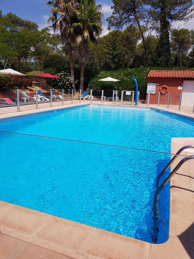 Appartement entier, Studio Albatros Terrasse en Rdj Parking privé Piscine proche Golf, Tennis Grasse in Mouans-Sartoux, Côte méditerranéenne (France)
