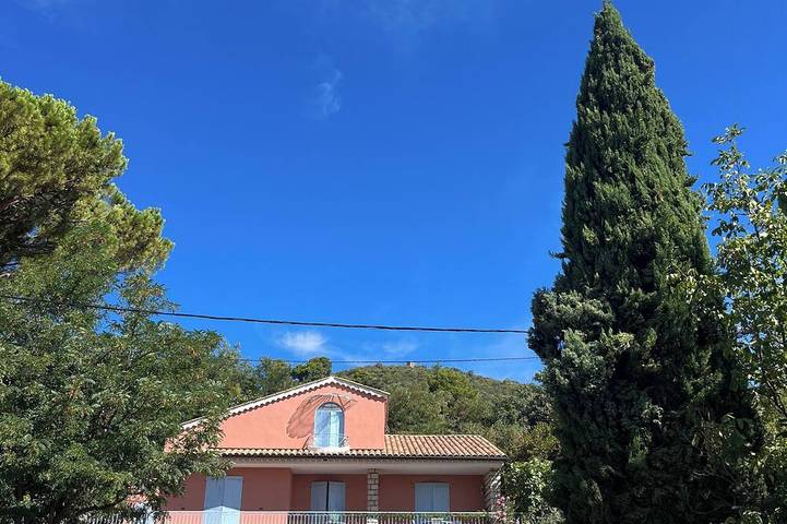 Appartement de vacances pour 3 personnes, avec Balcon ainsi que Jacuzzi et Jardin
