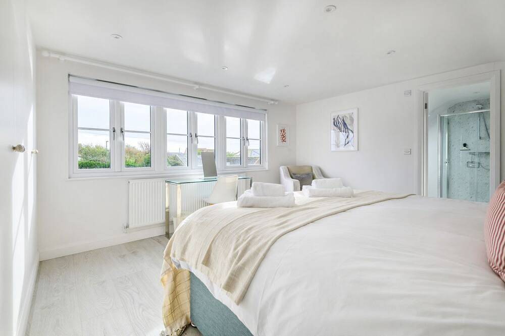 East Wittering Family Beach Home – Sleeps 10, 5 Bedrooms & Parking in West Wittering, West Sussex