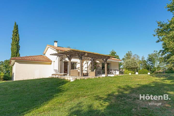Location de vacances pour 9 personnes, avec Balcon ainsi que Terrasse et Jardin dans Eyjeaux