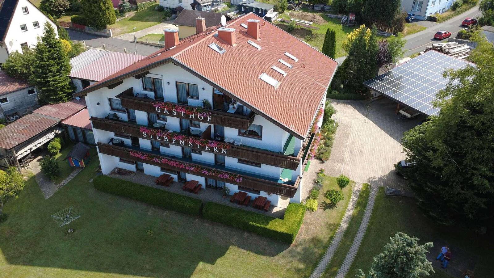 Gasthof Siebenstern - modernes Einzelzimmer mit Balkon in Röslau, Landkreis Wunsiedel im Fichtelgebirge