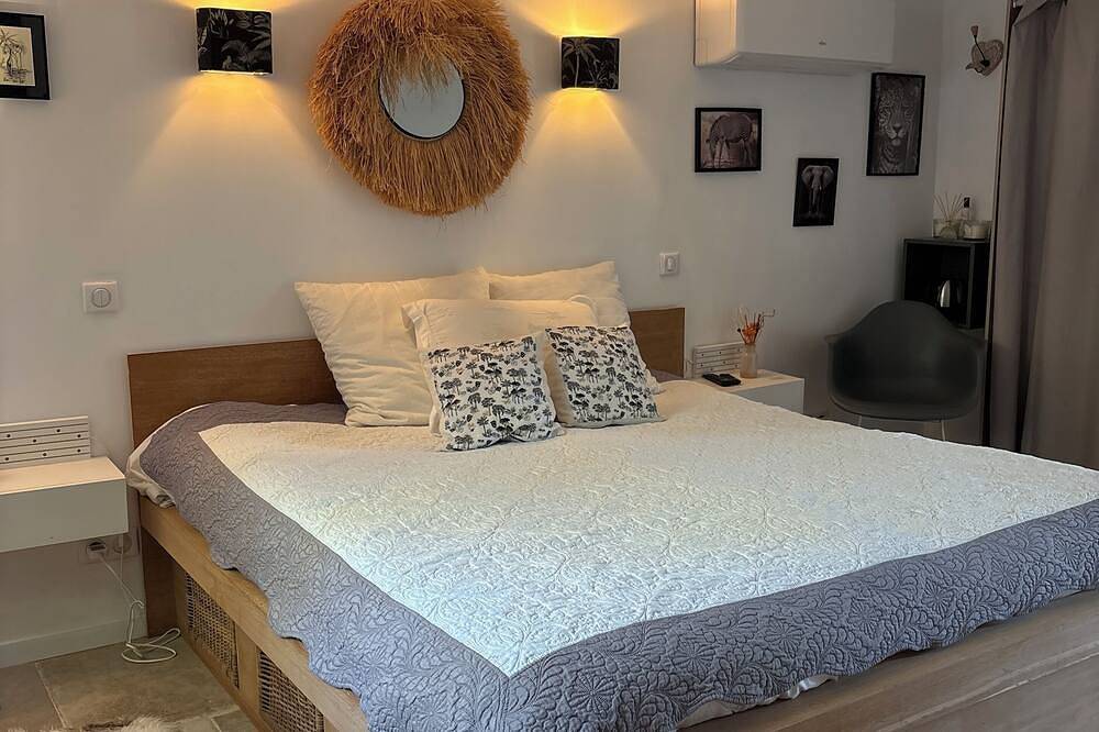 Quiet house not overlooked, air-conditioned on wooded and enclosed grounds - Parking. in Rochefort-du-Gard, Region de Nimes