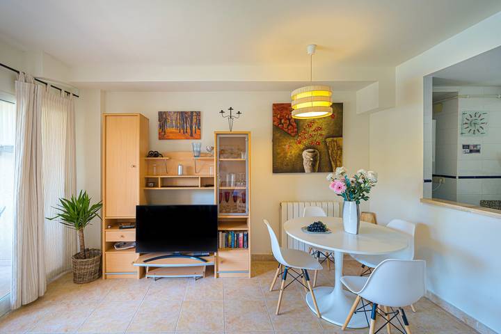 Apartamento entero, Apartamento 'Alborada Golf 1' con vistas a la montaña, piscina compartida y Wi-Fi in L'Albir, Alfàs del Pi
