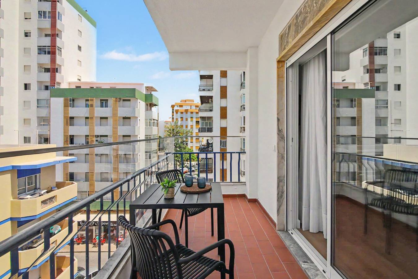 Entire apartment, Apartment 40 Meters from the Beach with Balconies, Sea View, and Wi-Fi in Cavacos, Quarteira