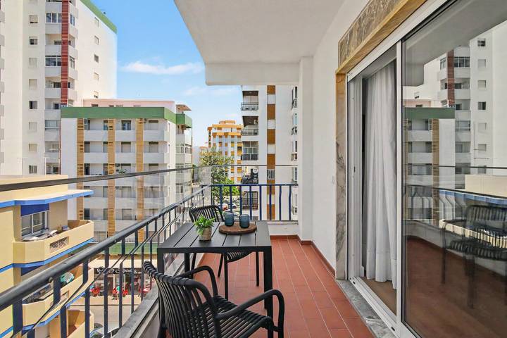 Appartement entier, Appartement à 40 mètres de la plage, avec balcons, vue mer et Wi-Fi in Cavacos, Quarteira