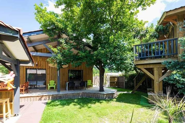 Location de vacances pour 10 personnes, avec Terrasse ainsi que Jardin et Piscine dans Port d'Hourtin