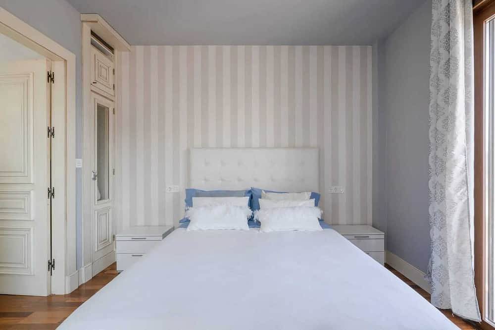 Homerez - Spacious Villa in Granada with Private Pool and Jacuzzi in La Zubia, Granada Province