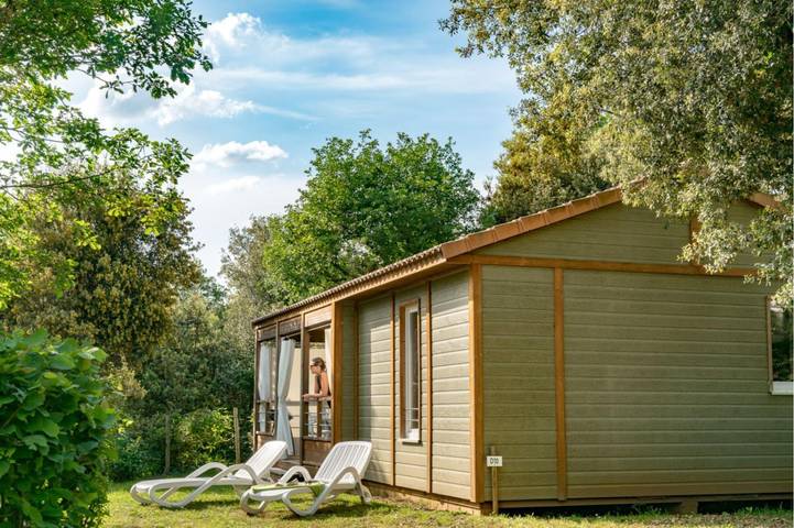 Mobil home pour 7 personnes, avec jardin ainsi que piscine et terrasse, animaux acceptés