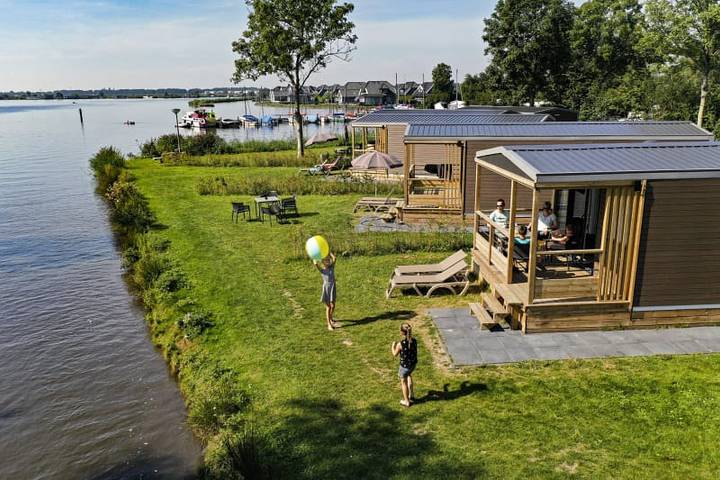 Bungalow für 4 Personen, mit Balkon/Terrasse und Terrasse sowie Seeblick in Friesland