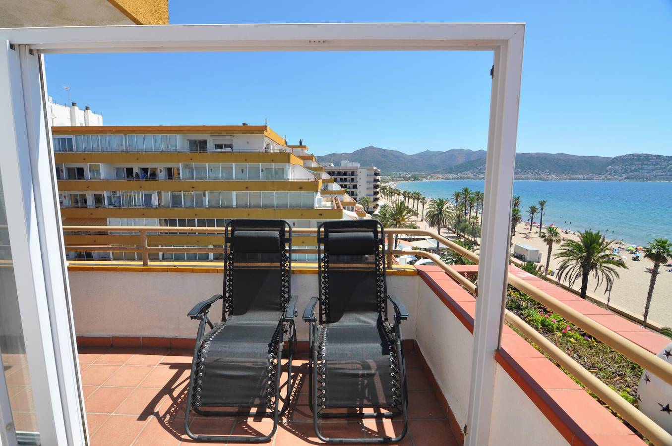 Entire apartment, Vacation rental in Rosas/Roses, Costa Brava: 2-bedroom apartment on the beachfront, with sea views and community pool. in Santa Margarida, Roses