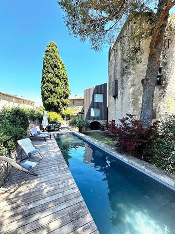 Cottage pour 2 personnes, avec vue ainsi que piscine et jardin à Montaren-et-Saint-Médiers