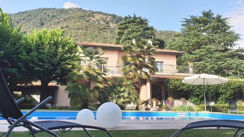 Location de vacances pour 2 personnes, avec Terrasse et Jardin ainsi que Piscine et Vue à Maslianico