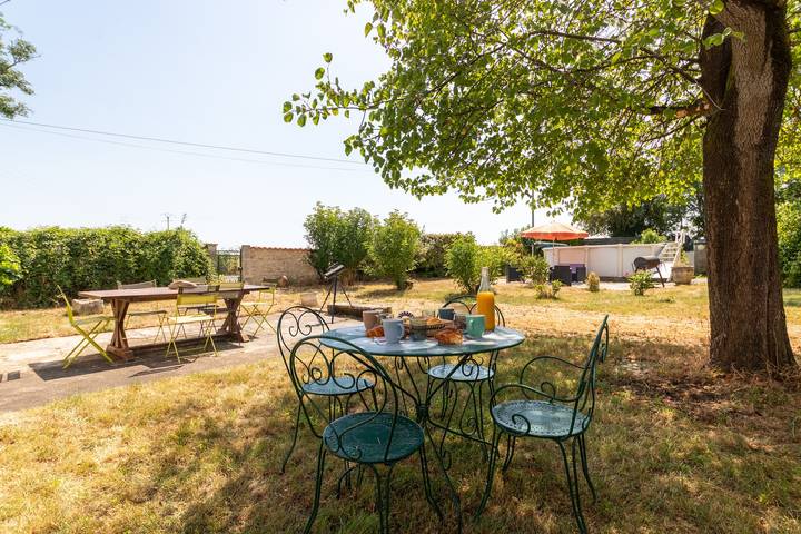 Location de vacances pour 8 personnes, avec terrasse ainsi que jardin et piscine, animaux acceptés dans La Brousse