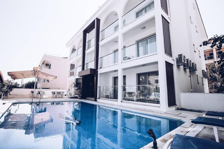 Apartmenthotel für 3 Personen, mit Ausblick und Pool sowie Garten - 1