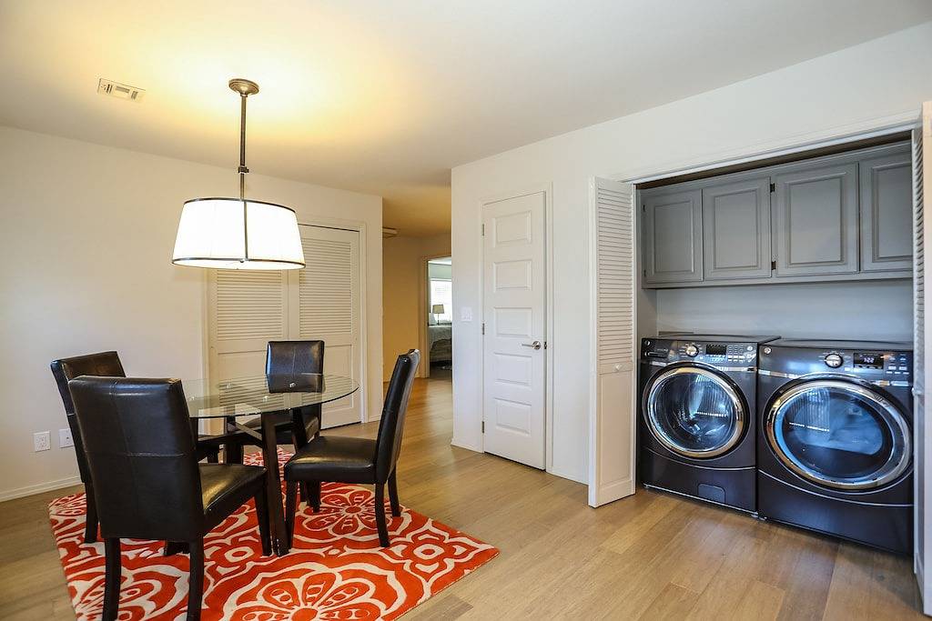 Schritte zur im Stadtzentrum gelegenen Bentonville Ii in Bentonville, Ozark Mountains