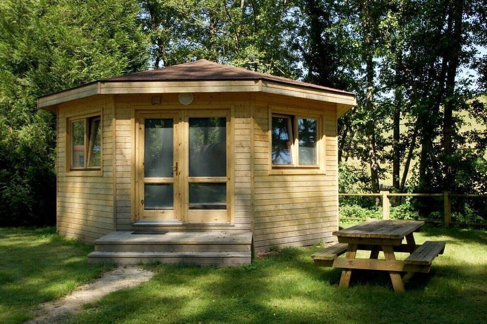 Gîtes insolites au coeur de la nature le Cabanon in Champvert, Nièvre