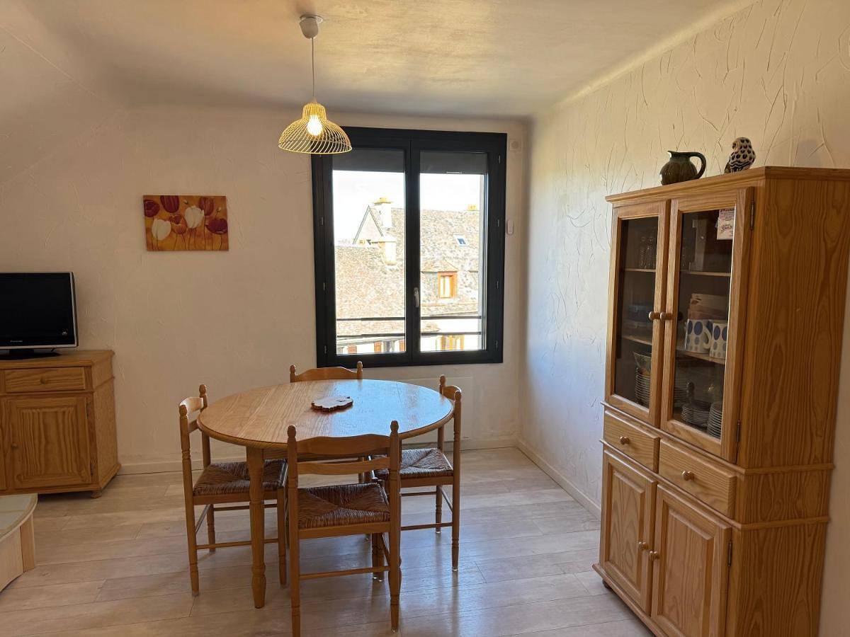 Appartement entier, Two-Bedroom Apartment in Nasbinals, Région de Mende