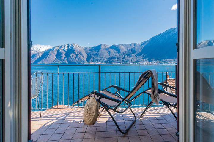 Ferienwohnung für 4 Personen, mit Balkon und Pool sowie Ausblick und Seeblick