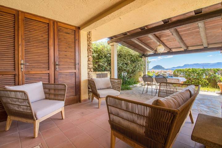 Appartamento intero, Guesthost - Sea View Apartment with Veranda! in Spiaggia di Baia Caddinas, Golfo Aranci