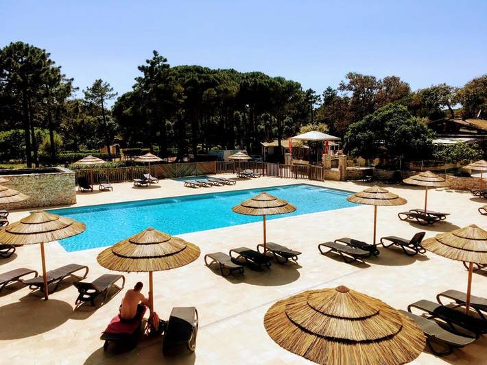 Camping pour 2 personnes, avec jardin ainsi que piscine et bassin pour enfant