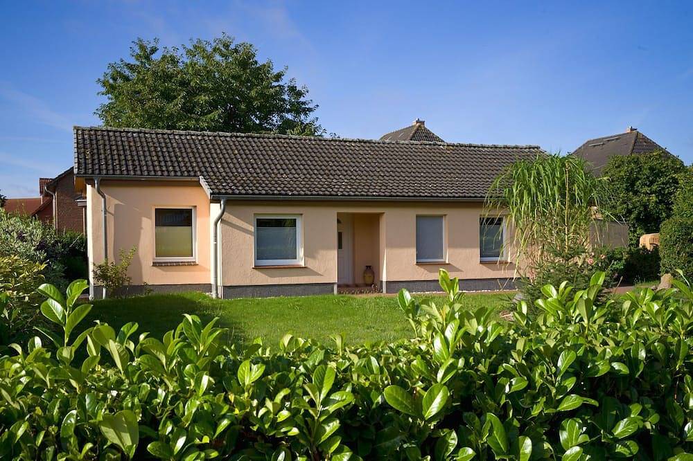 Ferienhaus Meertied mit Wintergarten und großem Grundstück in Kirchdorf (Poel), Nordwestmecklenburg (Wismar und Umgebung)
