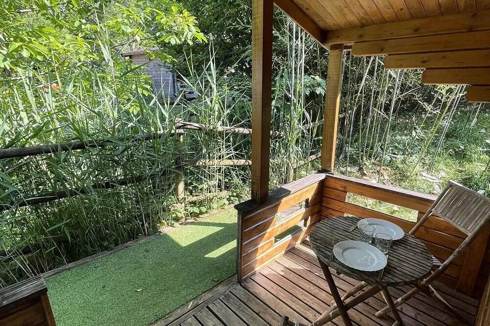 Chalet 12? - pièce unique - sans sanitaires 2 personnes in Ornans, Jura Francais