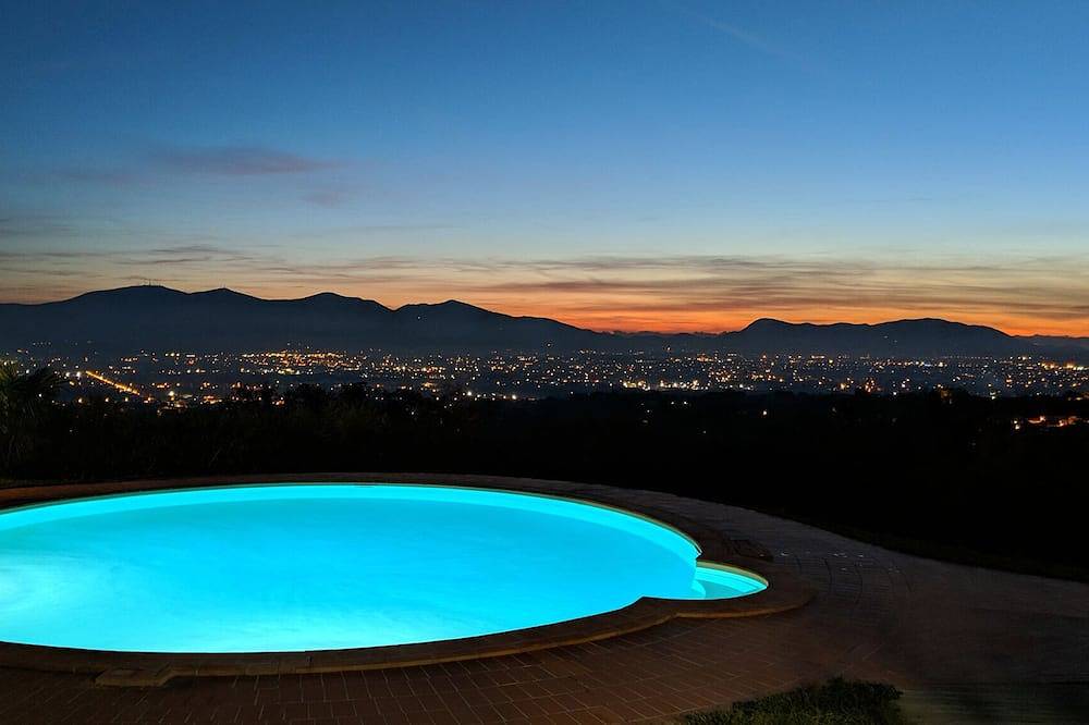 Big Private Garden, AC, Swimming Pool, Hot Tub, Huge Play Area, & Great Views in Capannori, Provincia di Lucca