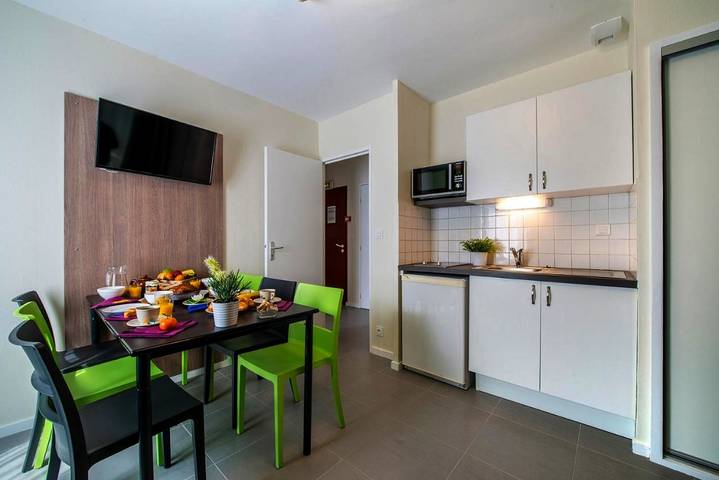 Hôtel pour 4 personnes, avec terrasse ainsi que piscine et jardin